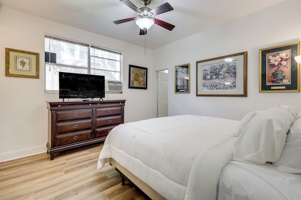 Walk to Food & Art: Condo in Historic Riverside