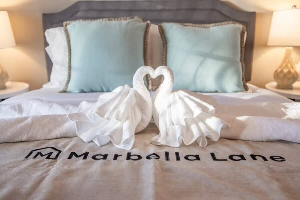 Marbella Lane - Charming 4BR Bungalo for Relaxing Retreat