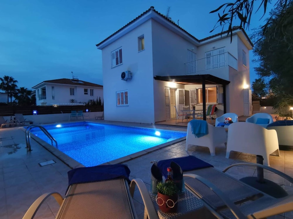 Sobella Villa - 3 Bedroom Villa With 10 x 4 Pool