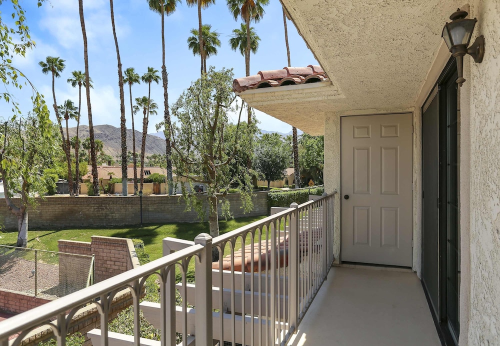 Stylish Condo With Panoramic View Community Pool