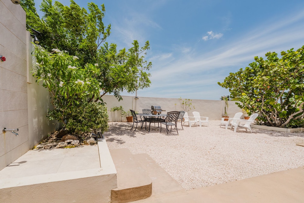 Mangel Halto Aruba one Minute Walk to Beach Apt2