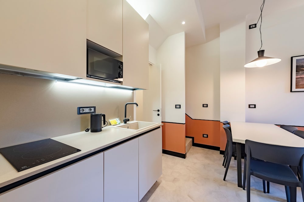 Bright 2BR flat moments from the beach