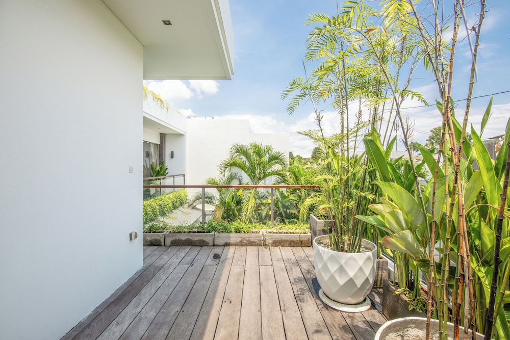 Luxury 4BR Haven, Steps to Canggu's Beach Elegance