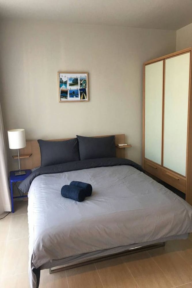 Baan Thew Talay Blue Sapphire 353