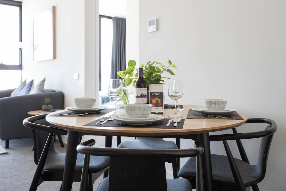 Southbank 2BR High City Views Enjoy Wine, Gym, Pool, Wifi