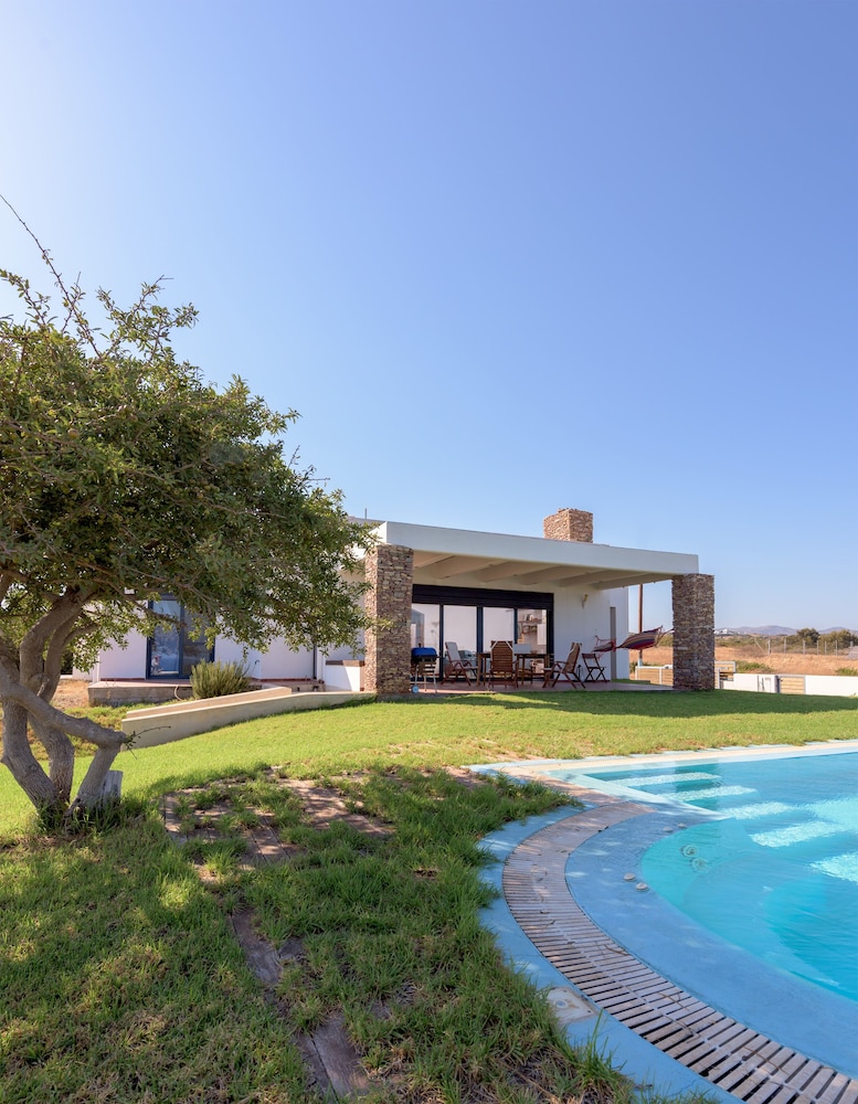Cristelia Luxury Sea Front & Pool Villa