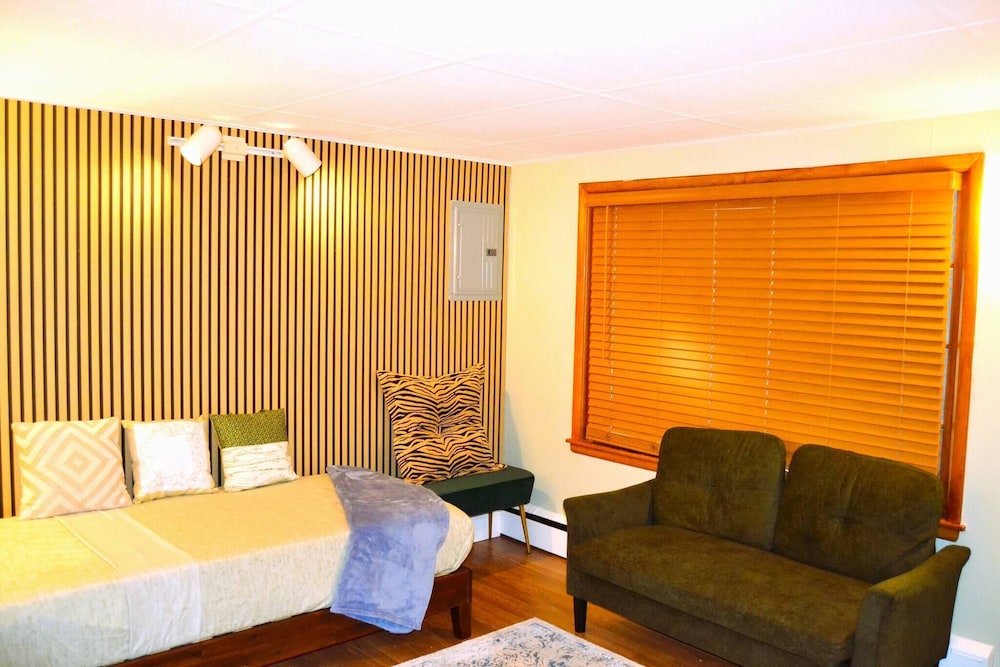 Red 4 Apartment - Experience the Comfort of This Charming