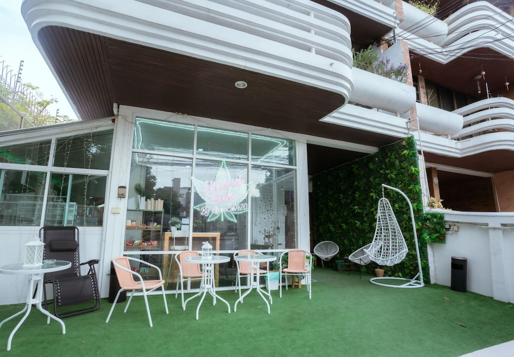 Ekkamai Buds & Beds - 420 Hostel - Image 4