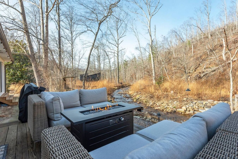 Creekside on Shope hot tub Fire pit