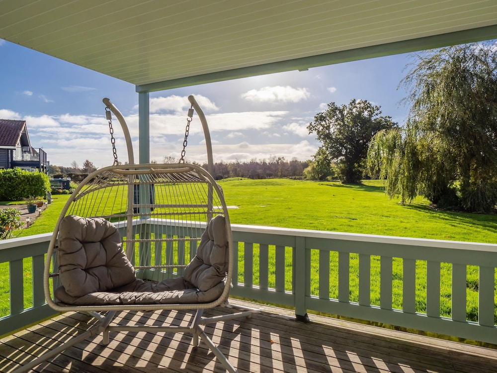 Luxury Lodge w/ Hot Tub on 400-Acre Estate