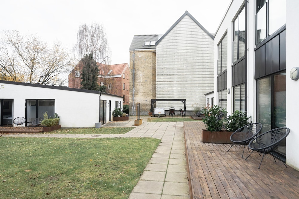 Fantastic 1-bed Apartment w Private Terrace view 4