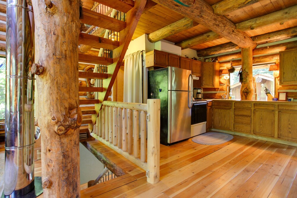 Cozy Easton Cabin w/ Wenatchee Nat'l Forest Views! view 2