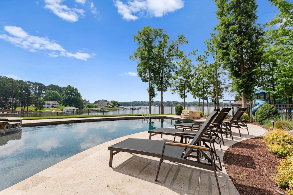 Paradise Pointe by Avantstay Lakefront Views Playset