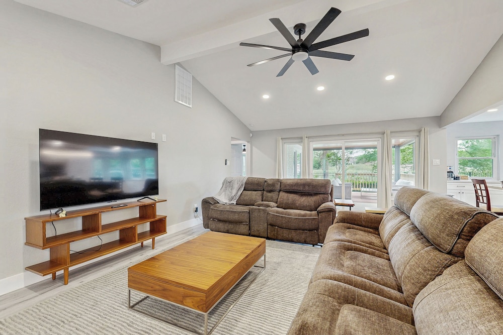 Relaxing Dog-friendly Home w/ Deck & Wifi
