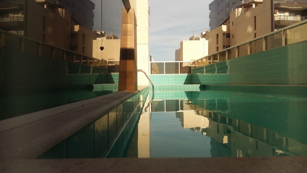Apto alto padrão com piscina