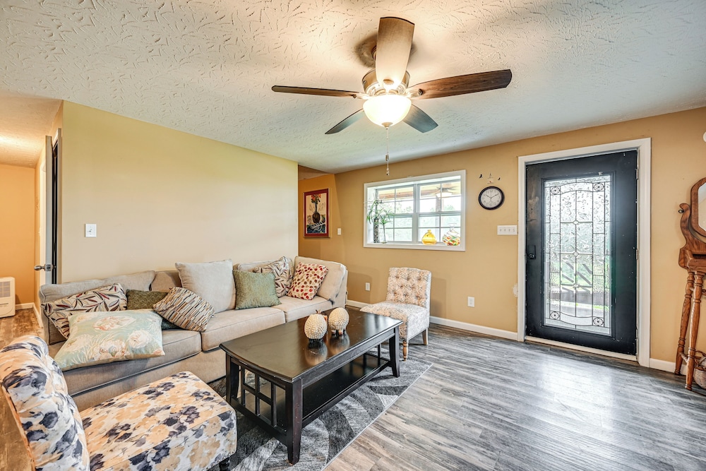 6 Mi to Lake Liberty: Pet-friendly Home w/ Yard