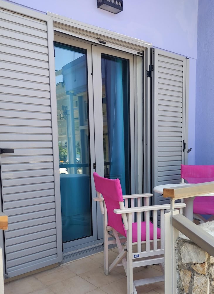Okeania Seafront Rooms in Kamena Vourla
