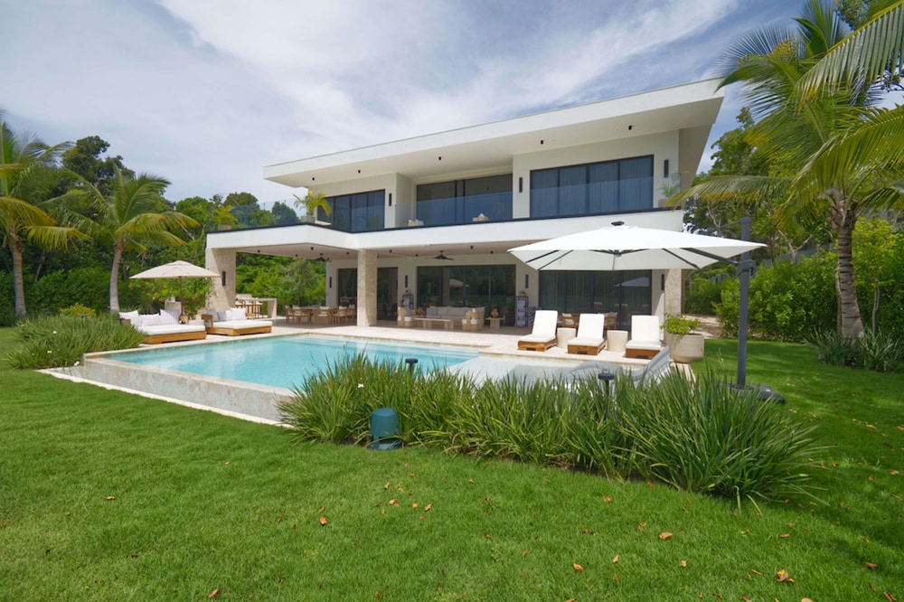 Modern Lake Villa With English Speaking Staff in Golf and Beach Resort