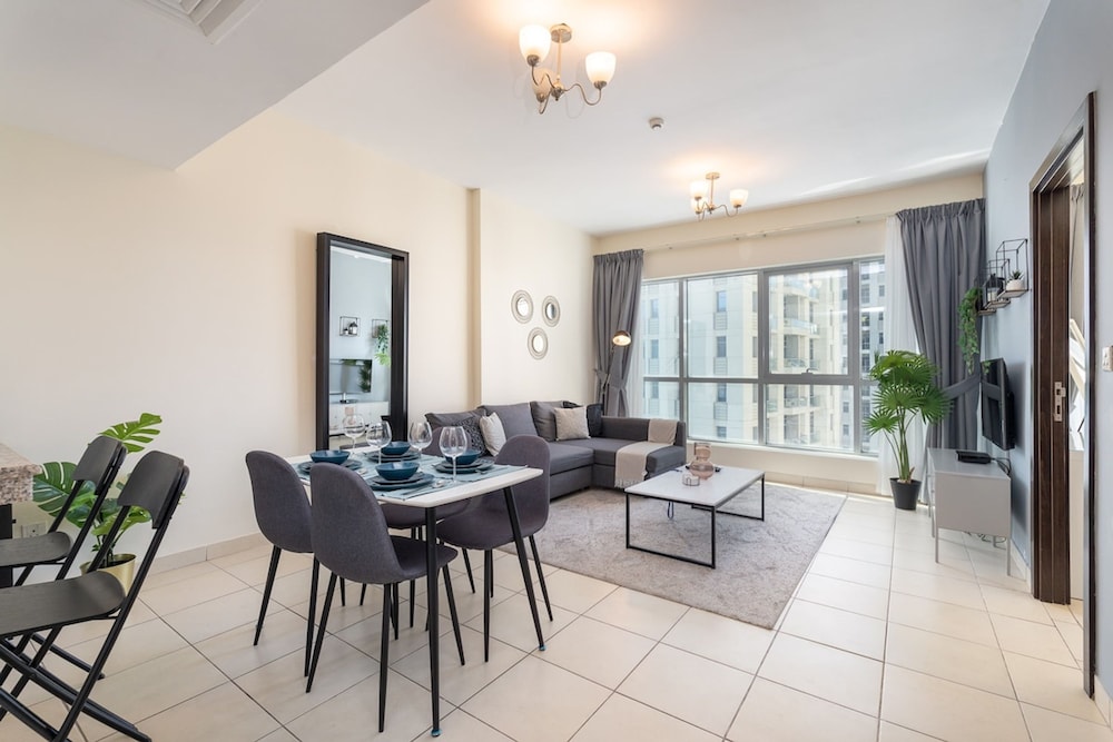 Refined 1BR Retreat in The Point Tower - Marina