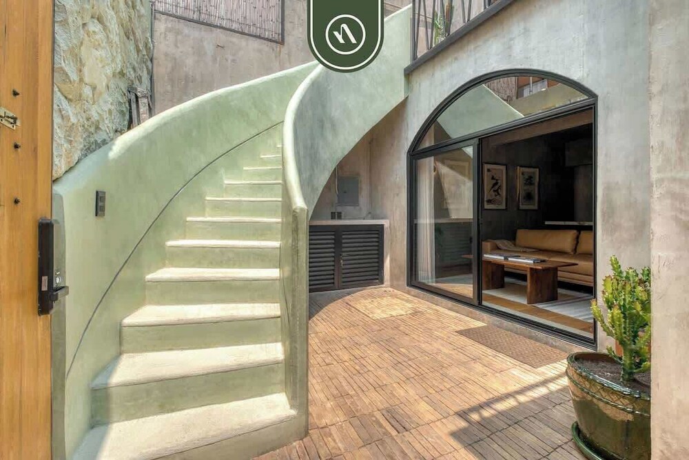 Luxury 2 BR Condo in Downtown - AC - Peaceful