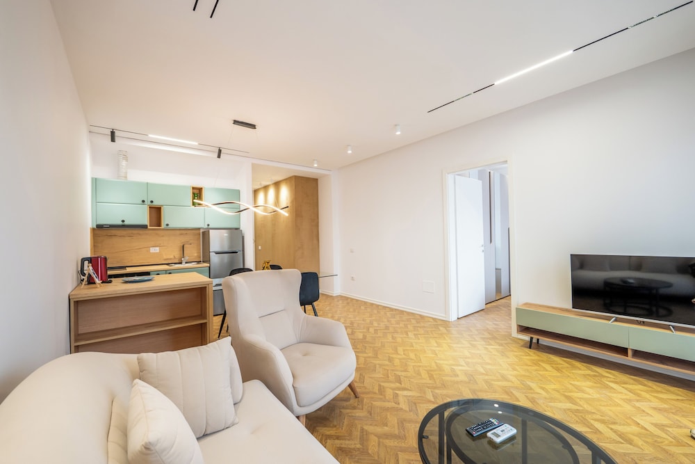 Tirent Apartment-Modern 1-Bedroom Stay Near Liqeni i Thatë