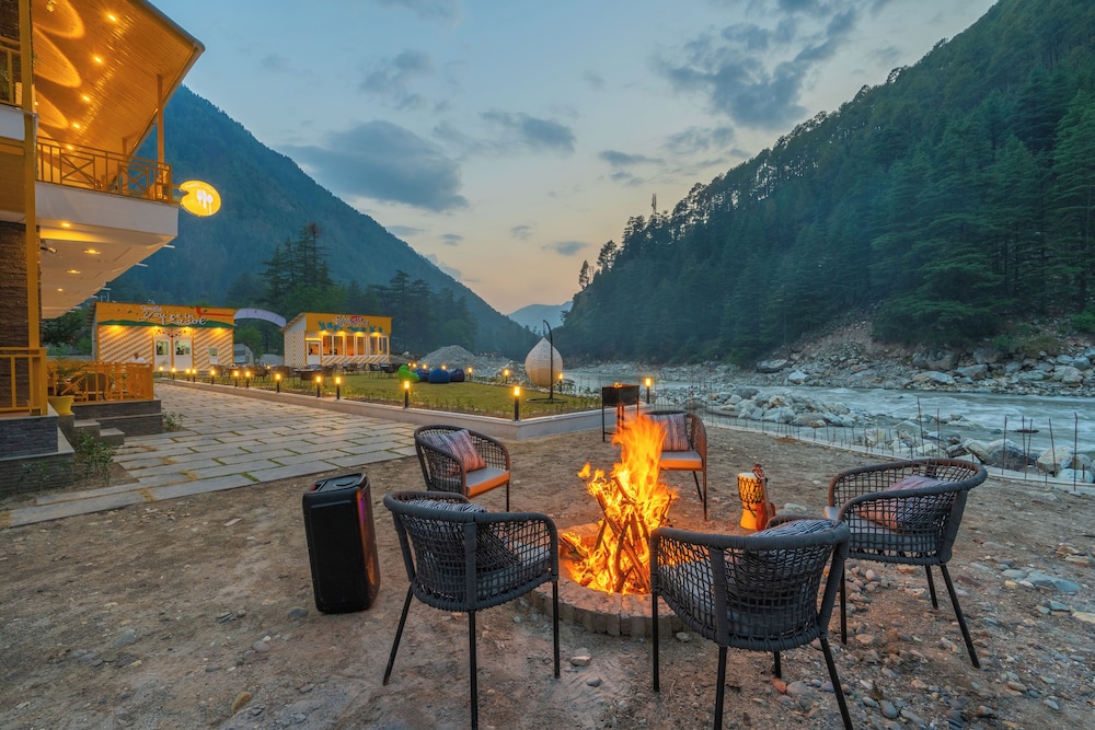 The Social Stays Kasol