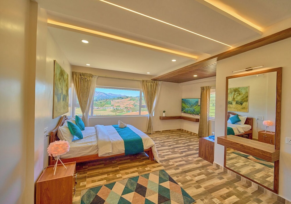 Vihani's Western Clouds by VOYE HOMES