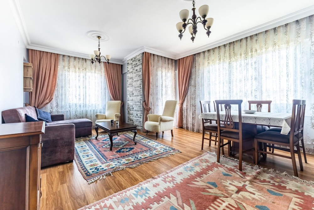 Chic Residence w Balcony 10 min to Hilltown Mall