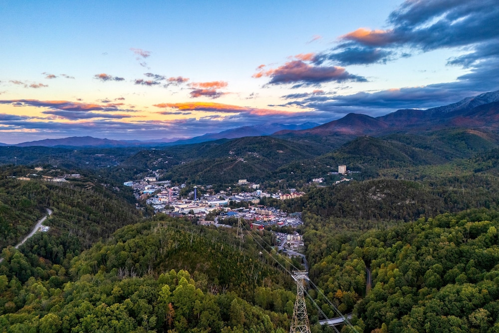 Gatlinburg Getaway by Avantstay 9bdr Sleeps 22 Hot tub Movie Theater