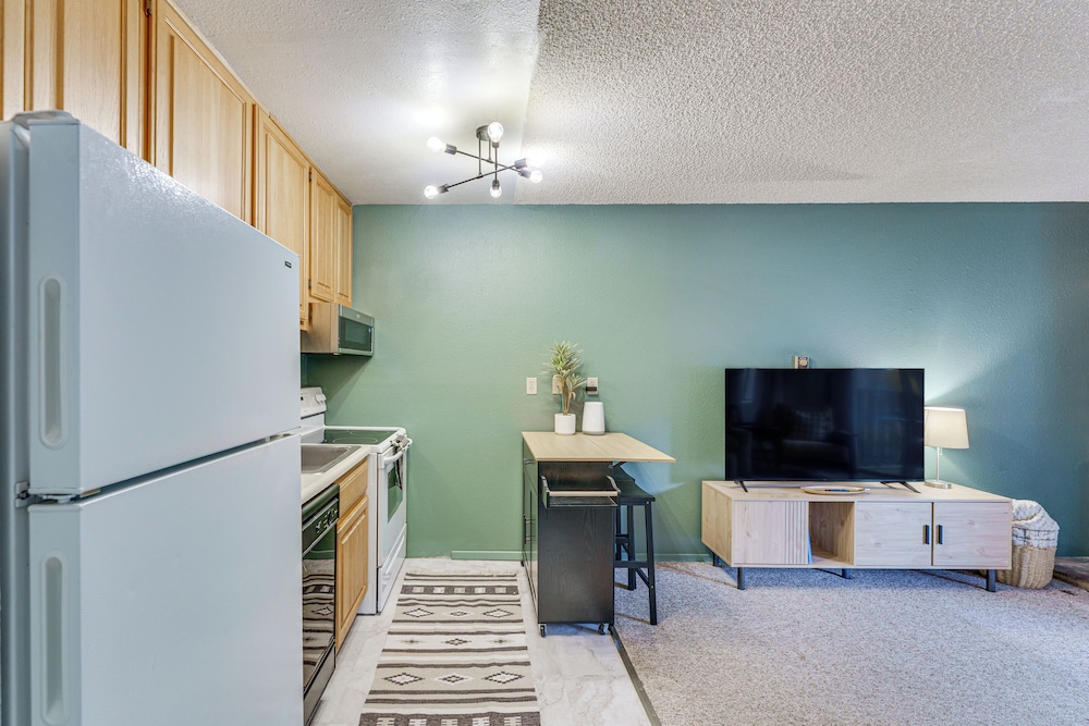 Easy Red River Ski Access! Outdoor Adventure Condo