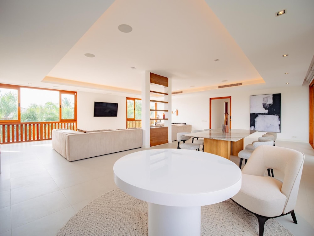 Luxurious 5bedroom White Estate Villa Private Lake