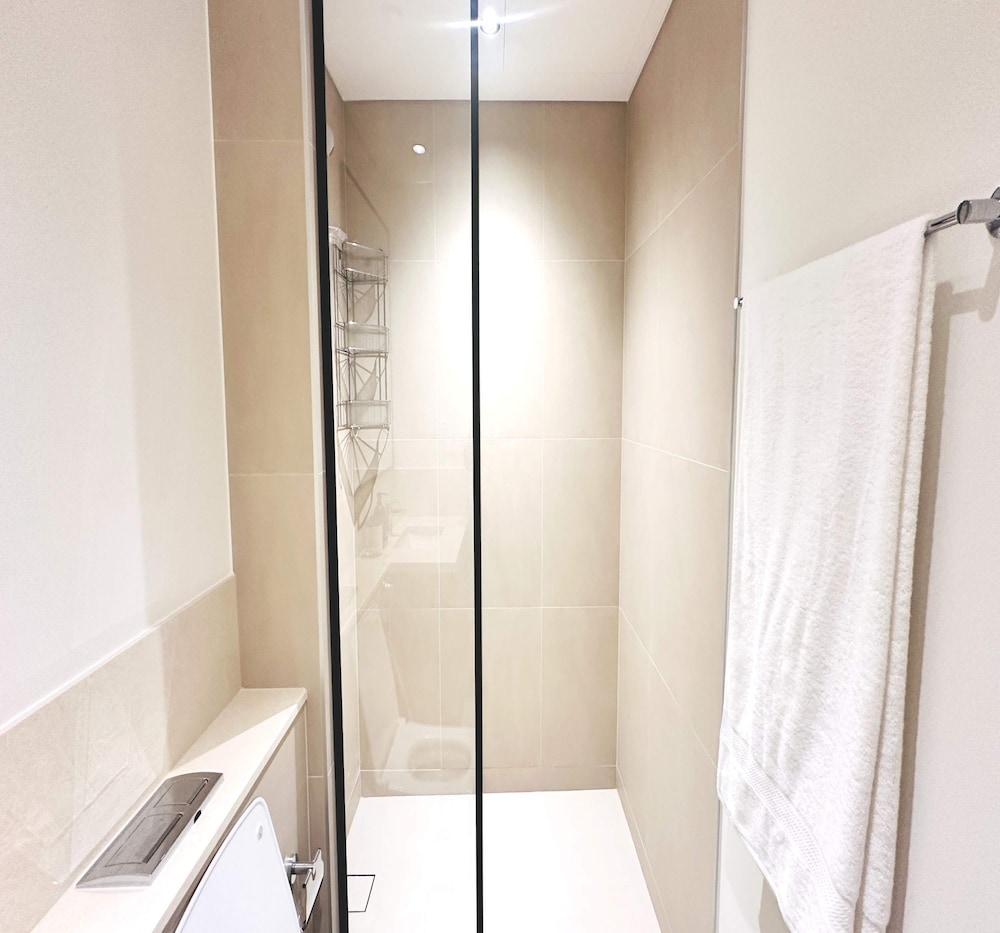 Luxury 1-Bedroom Apartment At Burj Crown