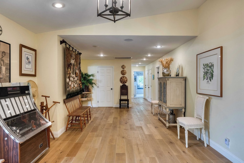 Glen Ellen Escape 5BR Retreat w/ Pool, Hot Tub, Hammocks & Vineyard Views