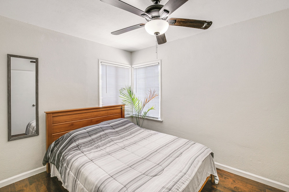 5 Mi to Coast: Centrally Located Long Beach Home!