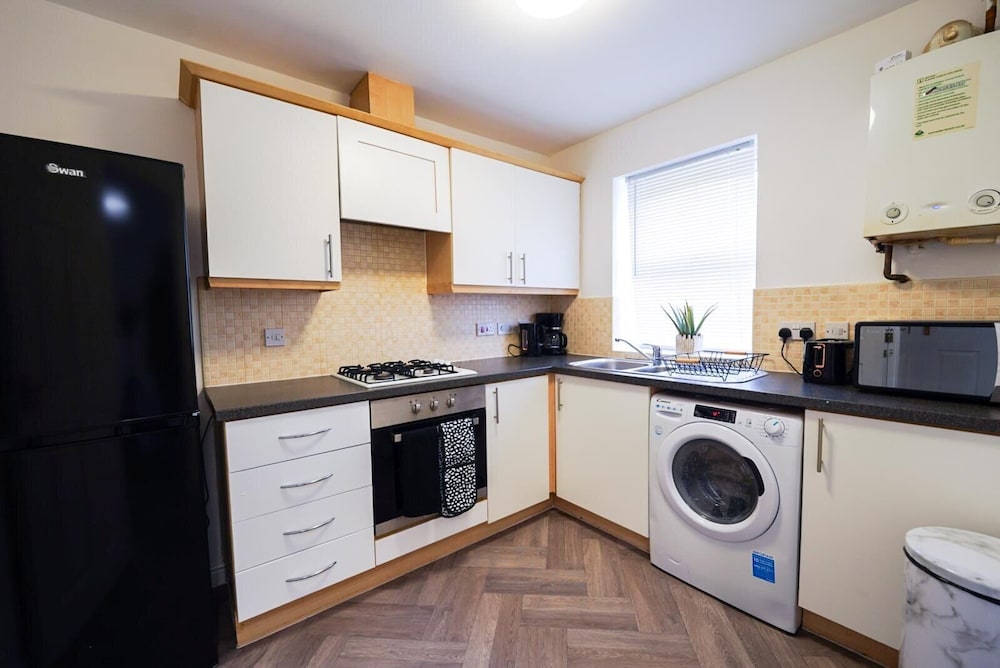 4 Bed House - Sleeps 8 - Garden - Parking - Wifi