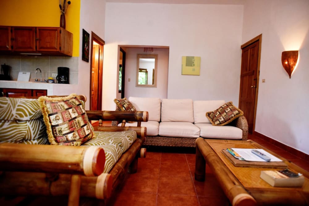 Eco-condo Serviced Apartments in Quepos w Pool Wildlife Visits