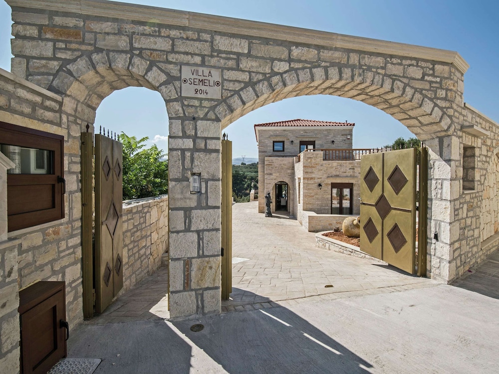 Luxurious Villa With Private Pool, Near a Couple of Restaurants & Sandy Beach view 4