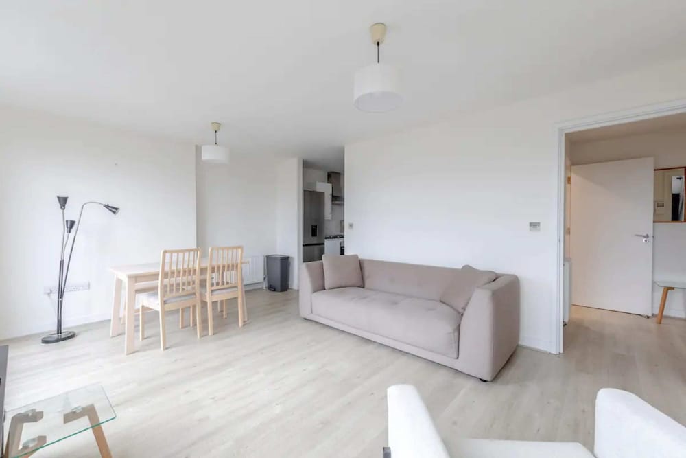Serene 1BD Canal-side Flat w/ Terrace - Haggerston