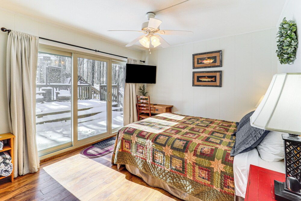 2 Mi to Skiing: Blue Ridge Mtn Cabin w/ Hot Tub!