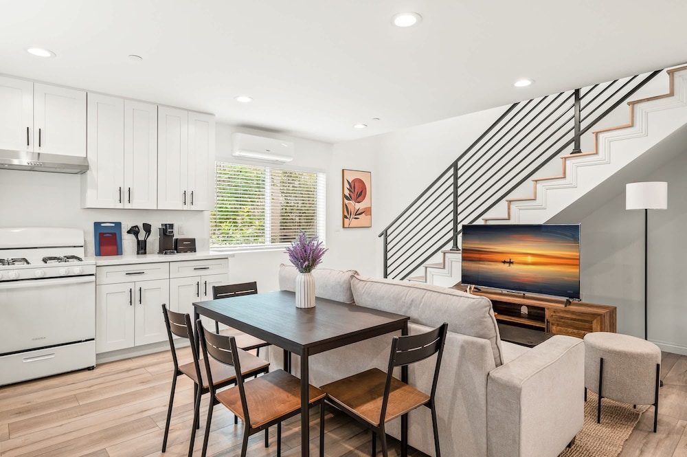 Modern Home Near Pasadena Garage Full Kitchen