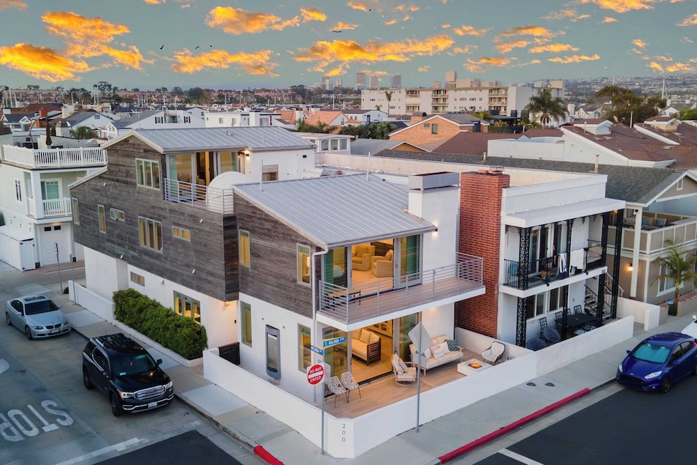 200 East Balboa Oceanview Rooftop Steps to Sand, Pier, Boardwalk & Dining