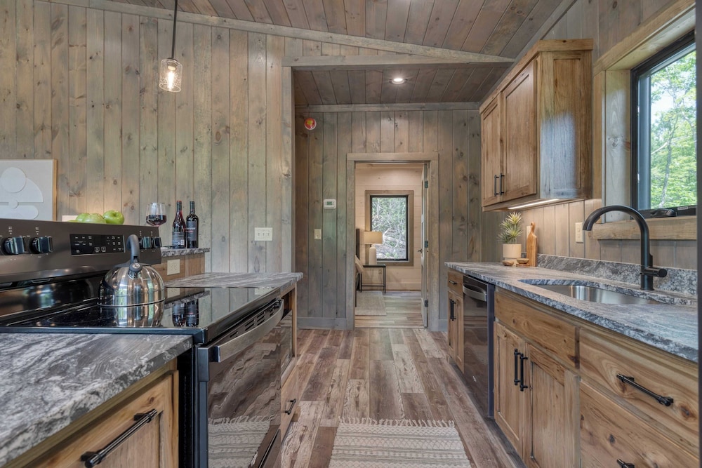 Luxe Cabin w/ Hot Tub, Views & Game Room Sleeps 10 Do Good Holler by Avantstay