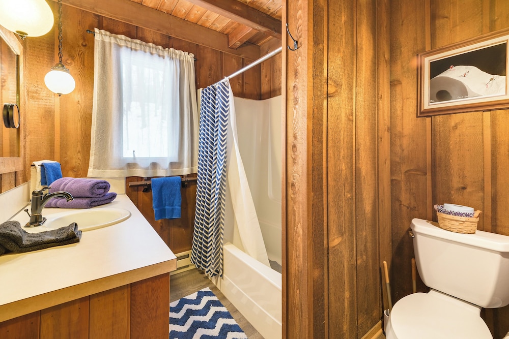 2 Mi to Schuss Mountain: Cozy Cabin w/ Deck