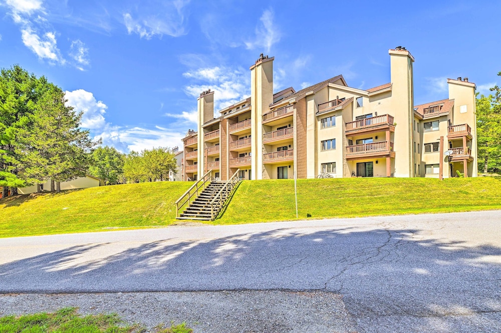 Snow Mountain Condo: Hot Tub + Shuttle to Resort