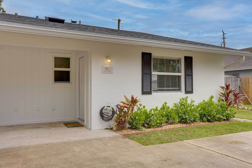 Jupiter Townhome w/ Patio & Yard ~ 6 Mi to Beach!