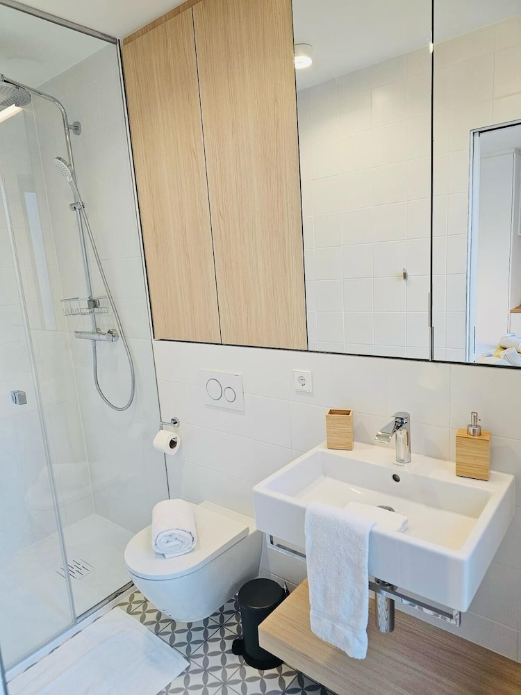 Spacious 3 bedroom large terrace&parking