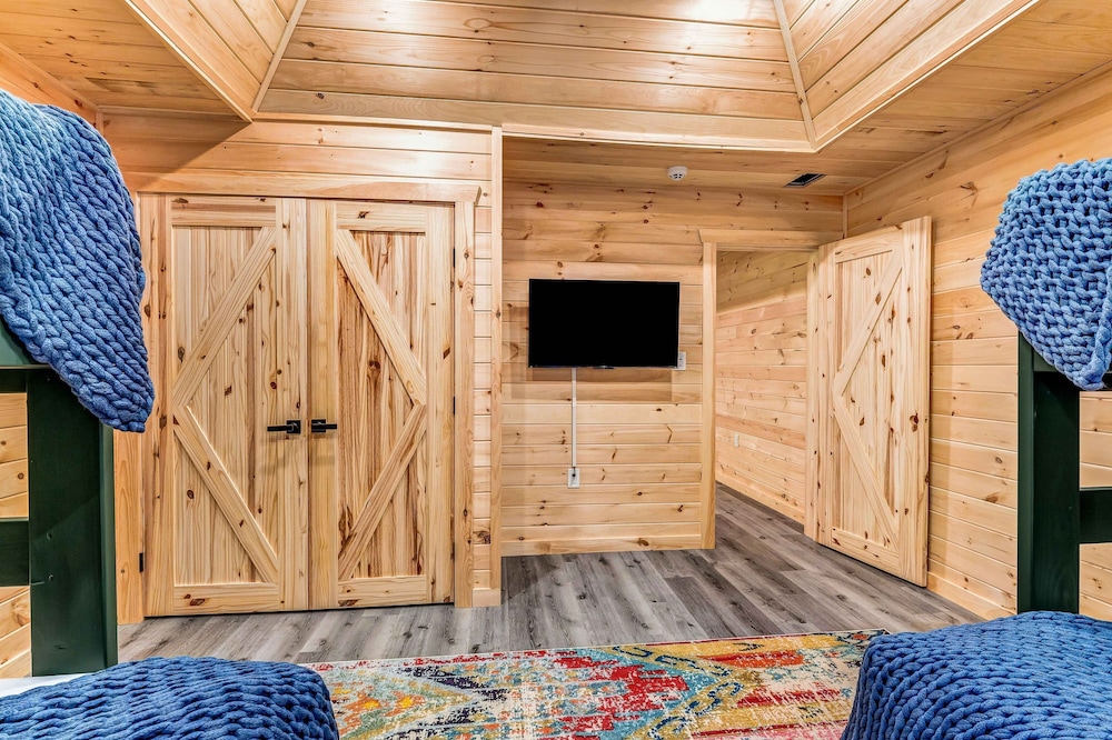 Grand Timber by Avantstay Indoor Pool Sauna Sports Court Game Room More
