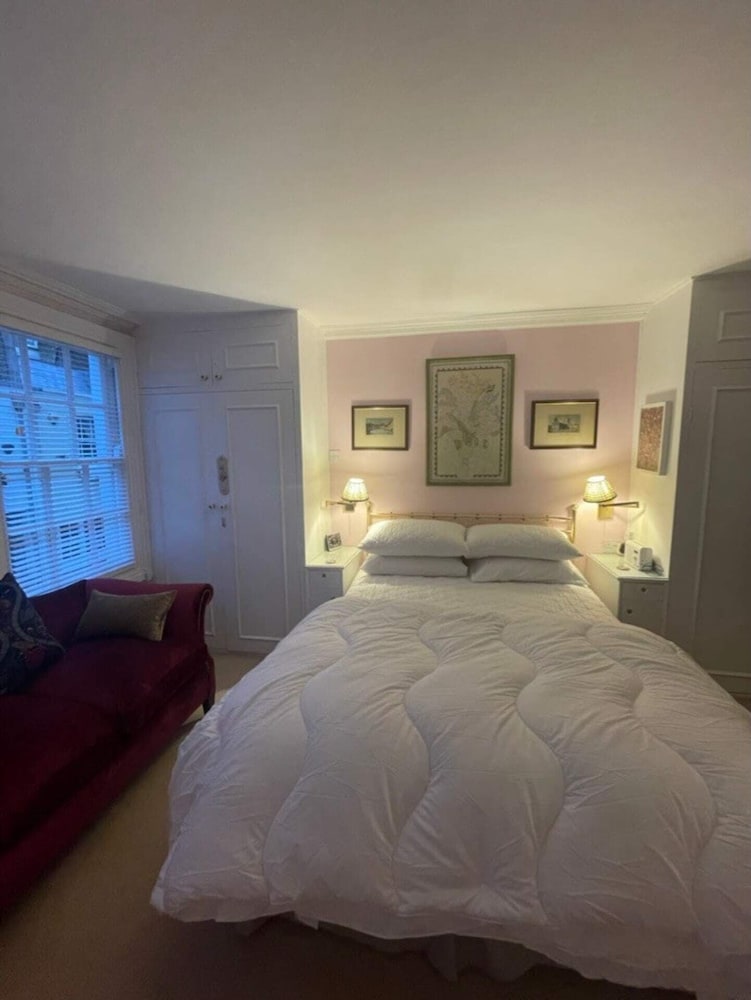 Expansive 4BD Home- 15 min From Buckingham Palace!