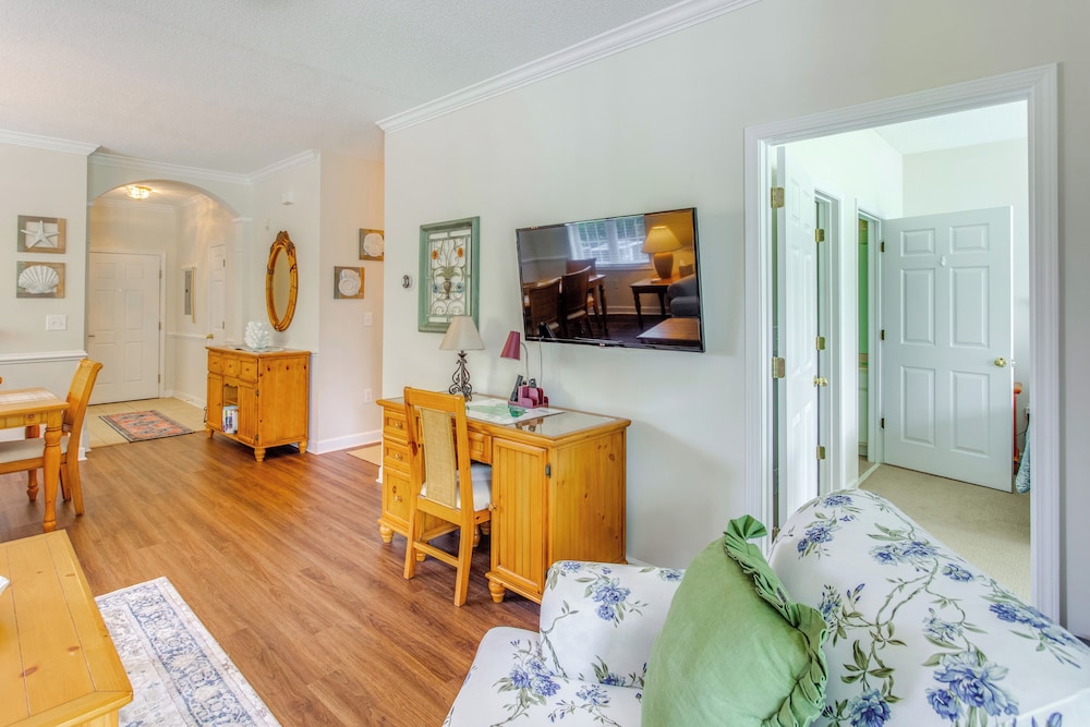 Condo w/ Golf Course View in Barefoot Resort!