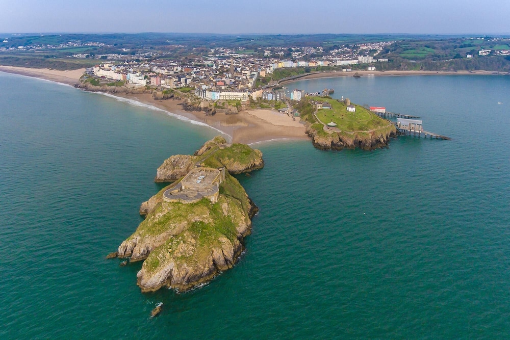 Arcadia House - Lovely Apartment Close to Beaches Harbour and Town Centre view 2